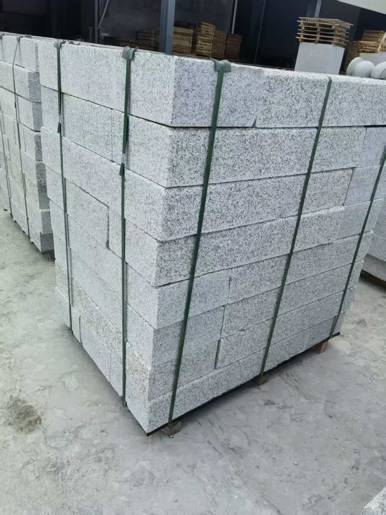 云南 芙蓉白火烧两面路沿石
