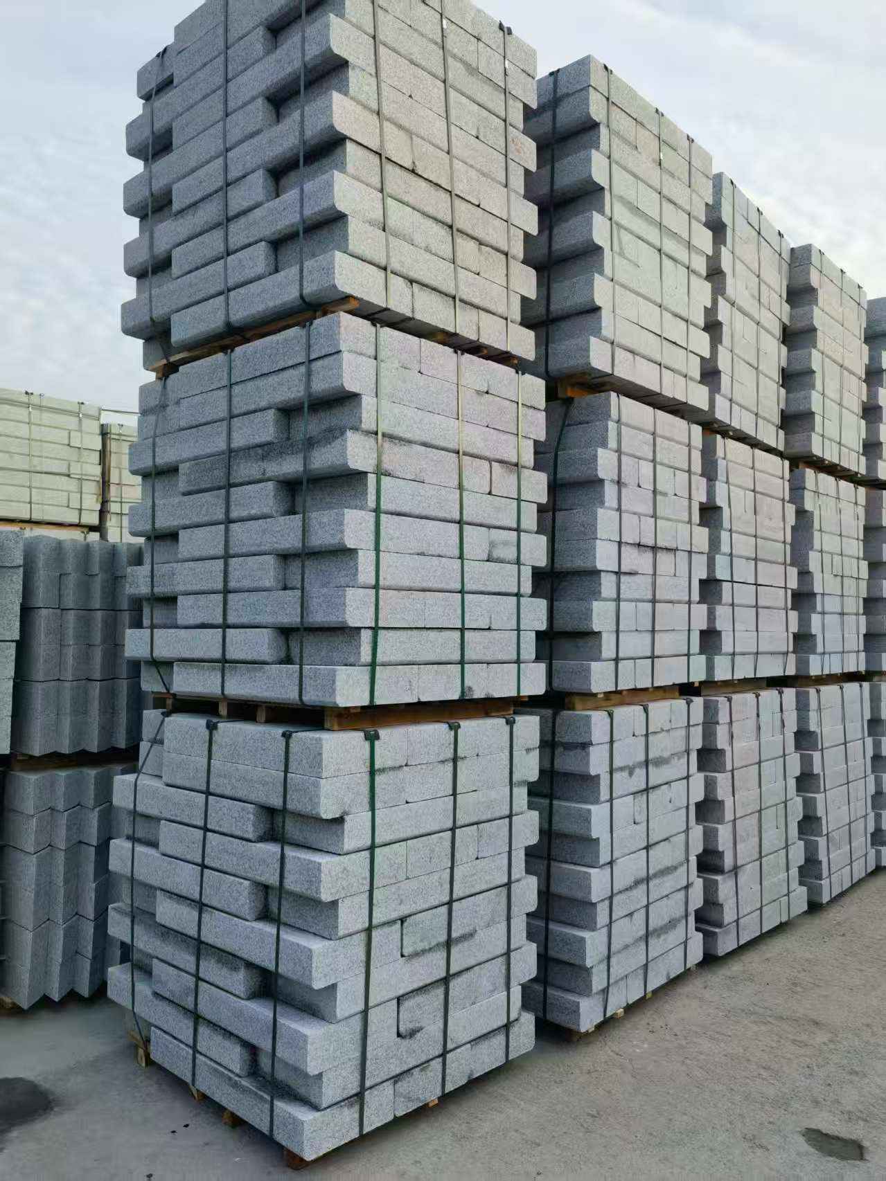 云南 路沿石（路侧石），颜色一致，尺寸标准