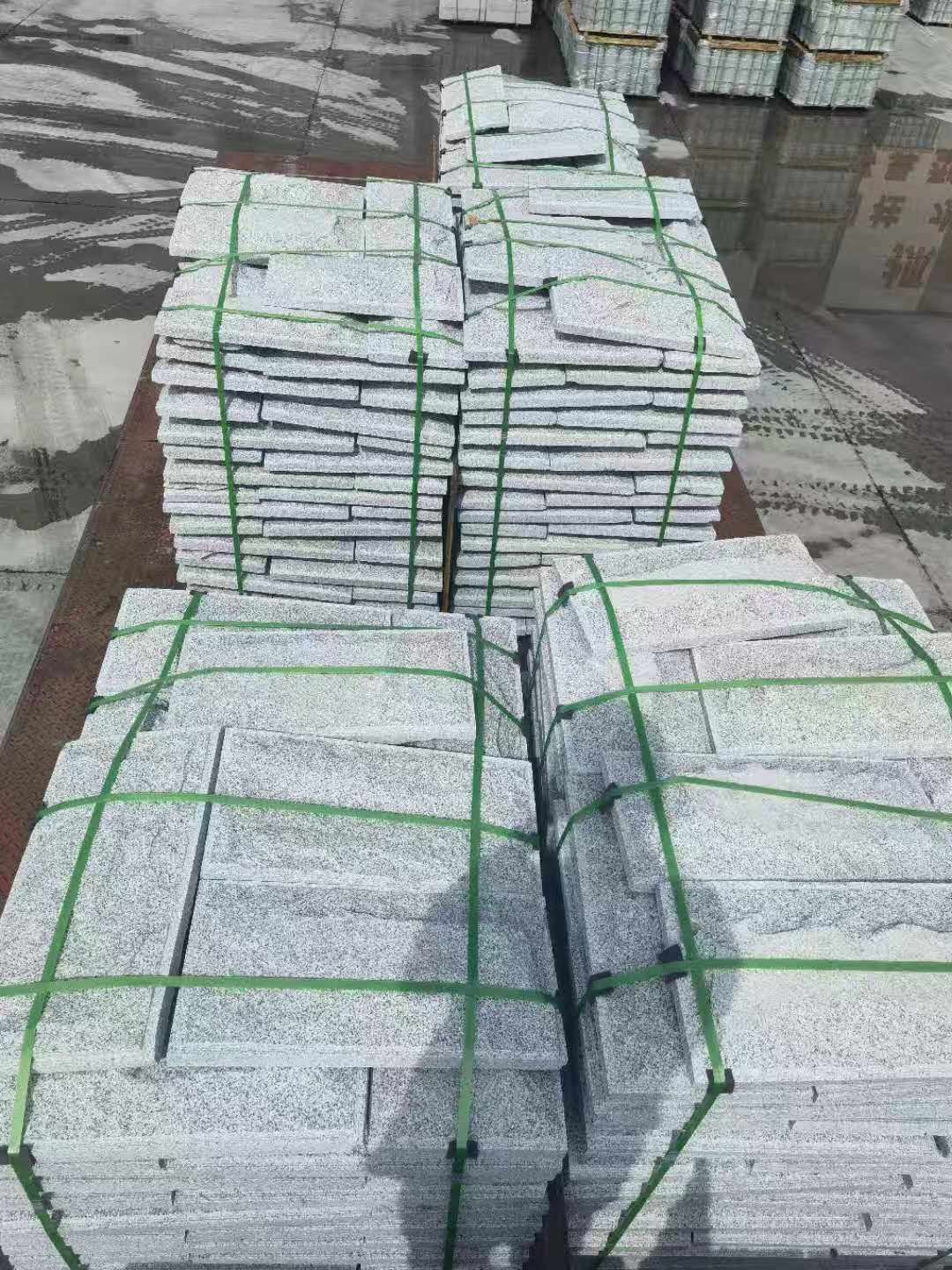 云南 芝麻白蘑菇石装车出货