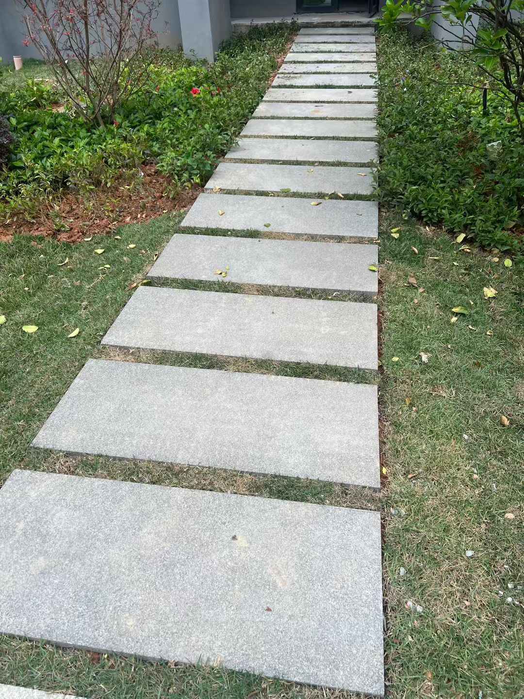 云南 芝麻黑小区踏步、汀步石铺装效果