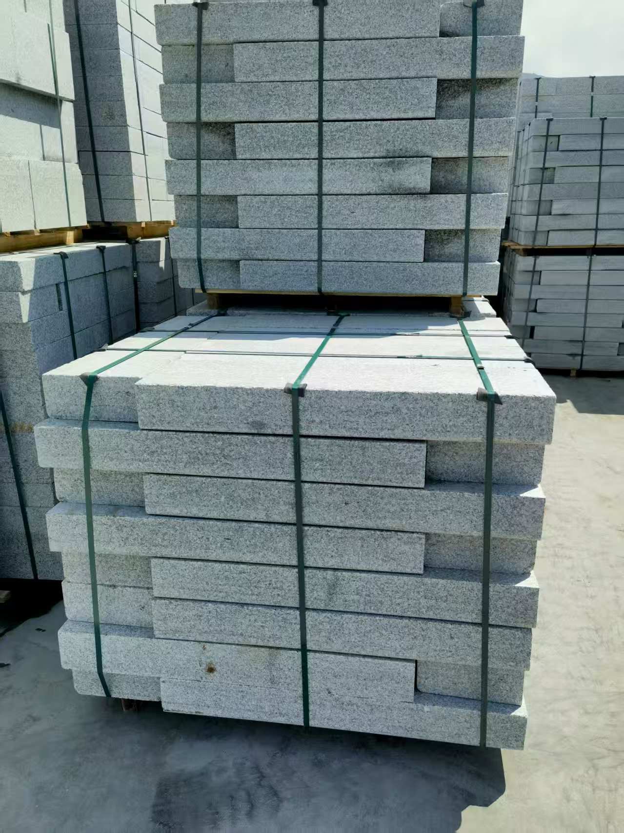 云南 芙蓉白花岗岩路沿石、平石尺寸标准，色泽均匀