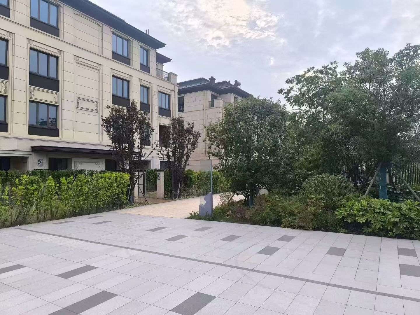 云南 芝麻白与芝麻白搭配铺装，尺寸1200*600